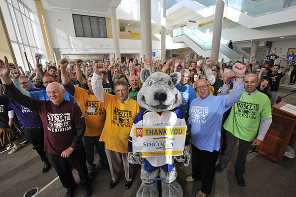 County of Simcoe Warden Gerry Marshall, Lakehead University President & Vice-Chancellor Dr. Brian Stevenson and members of County Council join Lakehead mascot “Wolfie” and new students to kick-off Orientation activities with the traditional “Thunderwolves Howl” cheer.