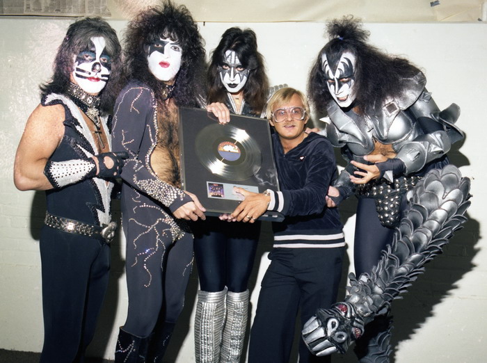 Photo of a man with the band KISS.