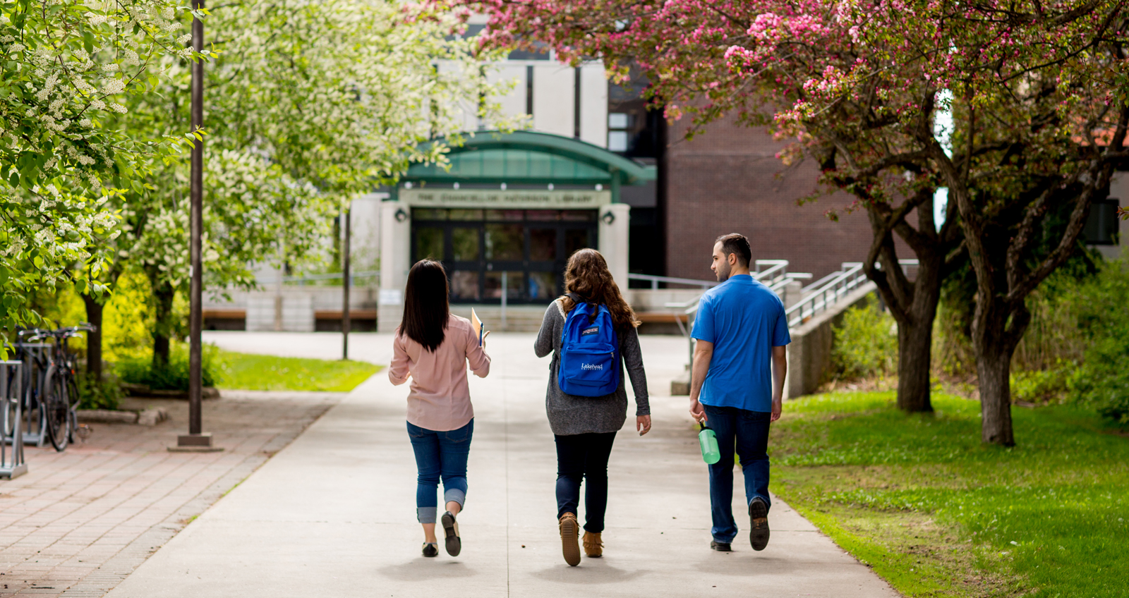 Students walking across the Thunder Bay campus