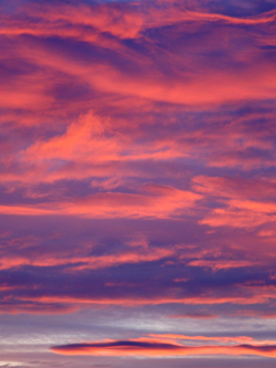 A photo of a beautiful sky full of pink and purple hues