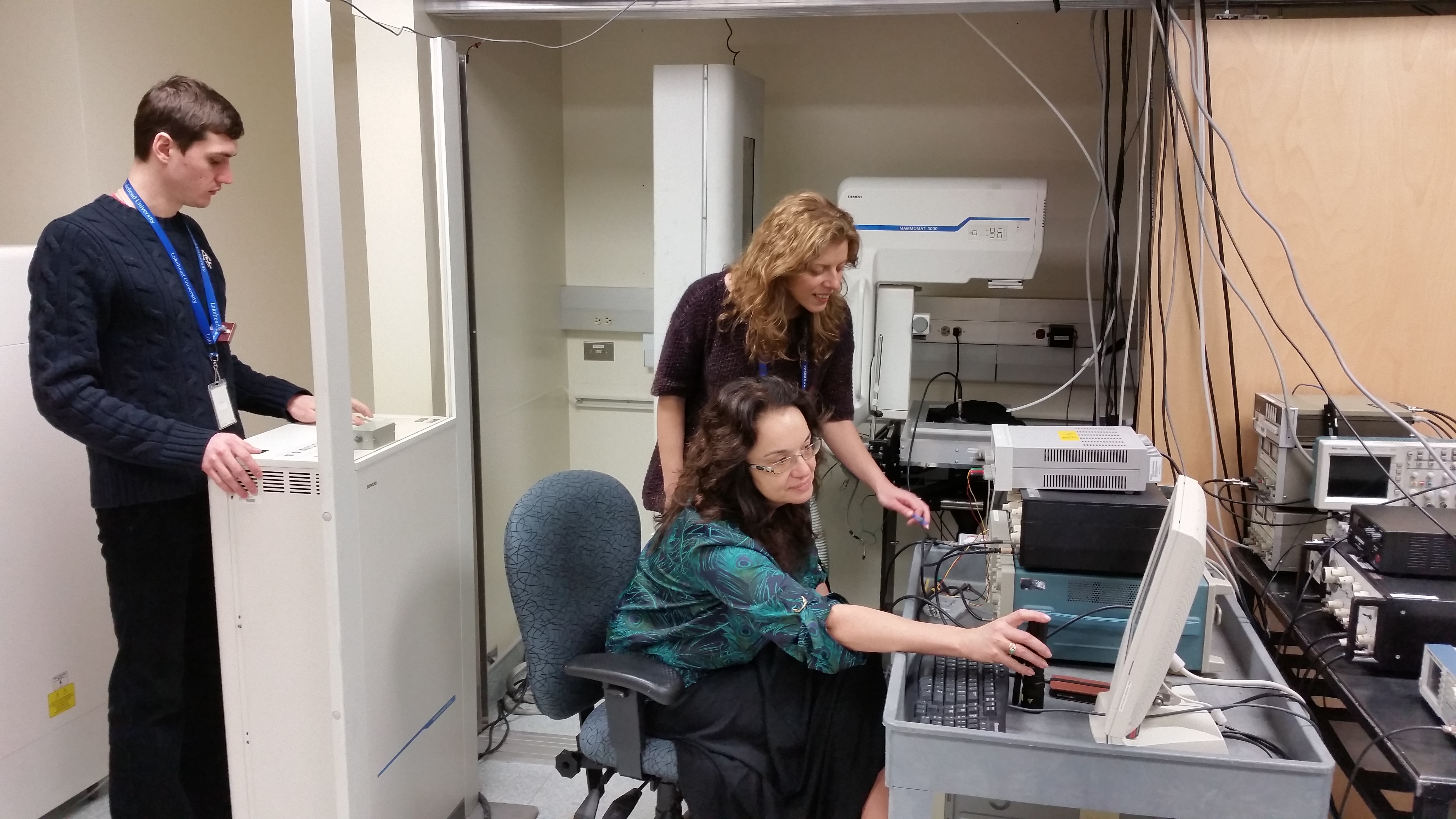 Photo of Alla Reznik in x-ray lab with PhD students.