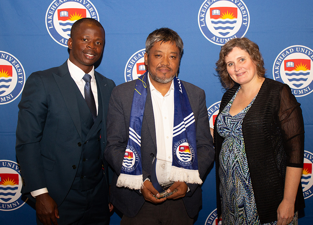 Za Uk Ling recieves a 2023 exceptional alumni award