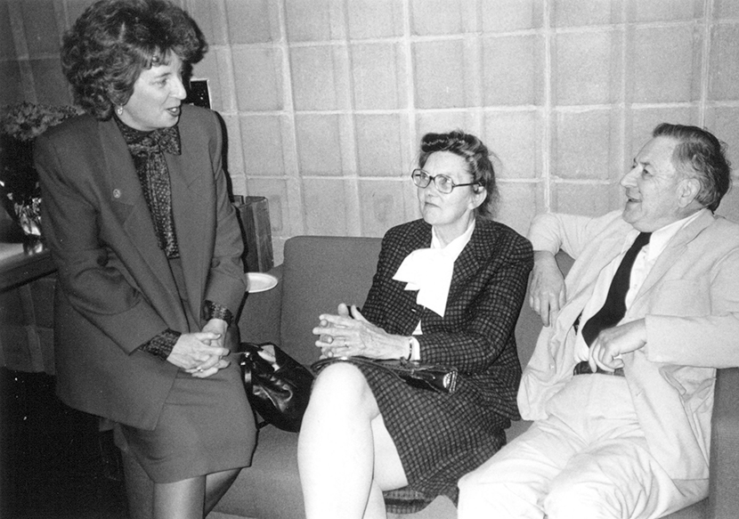 Dr. Andrew Booth (right) and his wife and former Lakehead mathematics professor Dr. Kathleen Booth (centre) chat with the Offi ce of the President secretary Linda Phillips (left) in 1989 during Lakehead’s silver jubilee year in 1989.