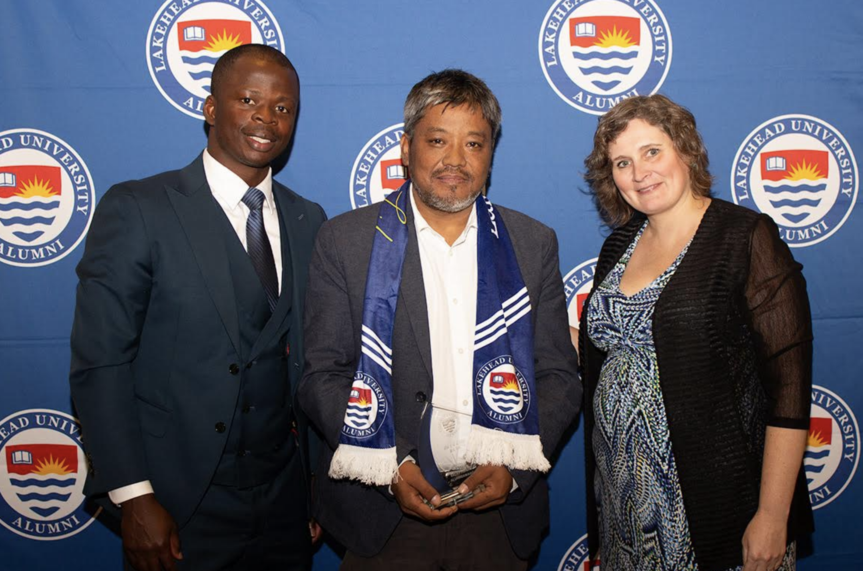 Za Uk receives an Alumni Award at Lakehead Celebrates