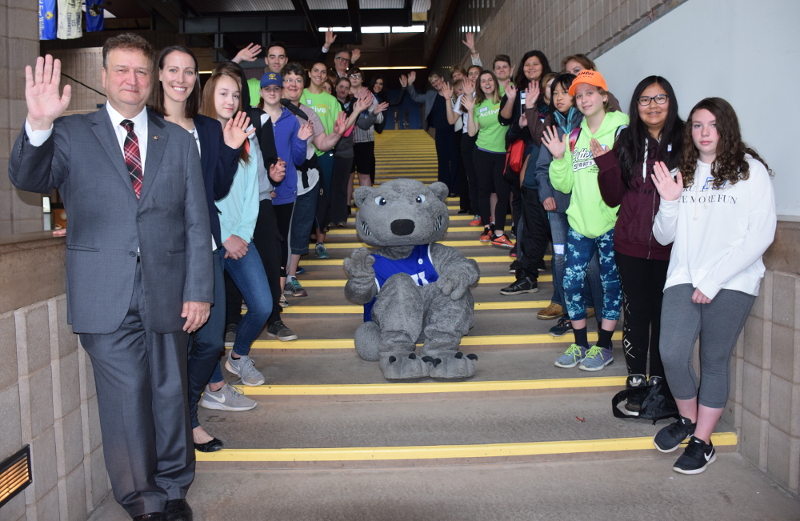 Photo of Dr. Brian Stevenson, left, Lakehead's President and Vice-Chancellor, and Wolfie (centre) welcomed Achievement Program participants and ActiveU staff to campus.