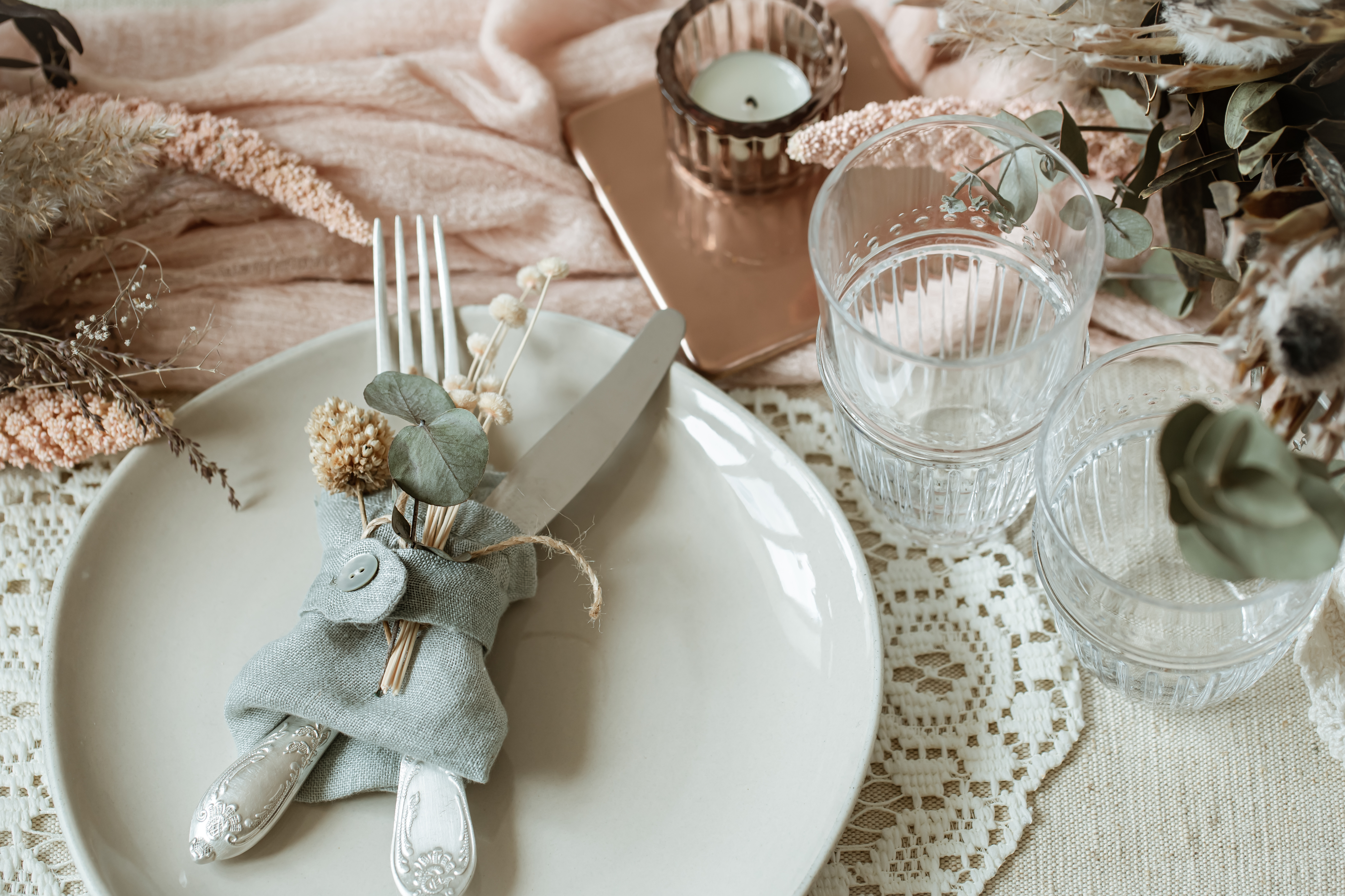 close-up-plate-with-cutlery-decorated-with-dry-flowers-rustic-style