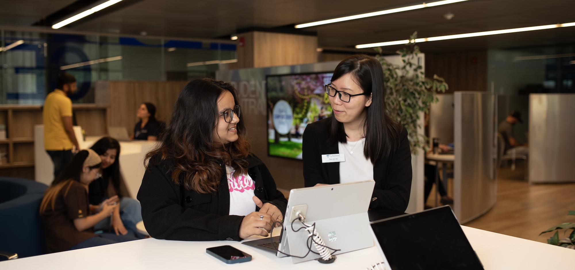 Advisor assisting a student in Lakehead's Student Central